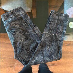 Lululemon Black & White Cropped Yoga Leggings Size 10
